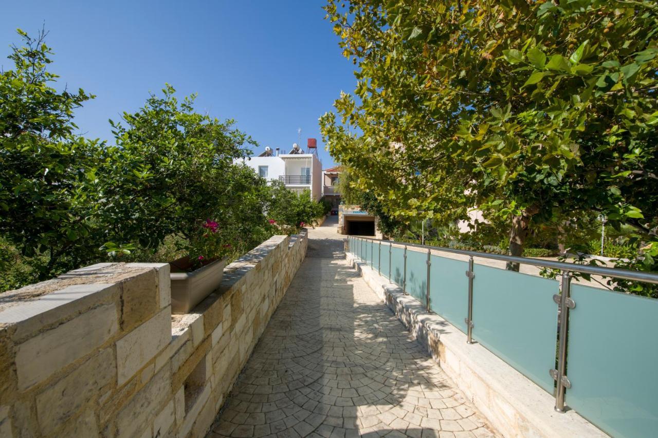 Isida Hotel Agia Marina Exterior foto