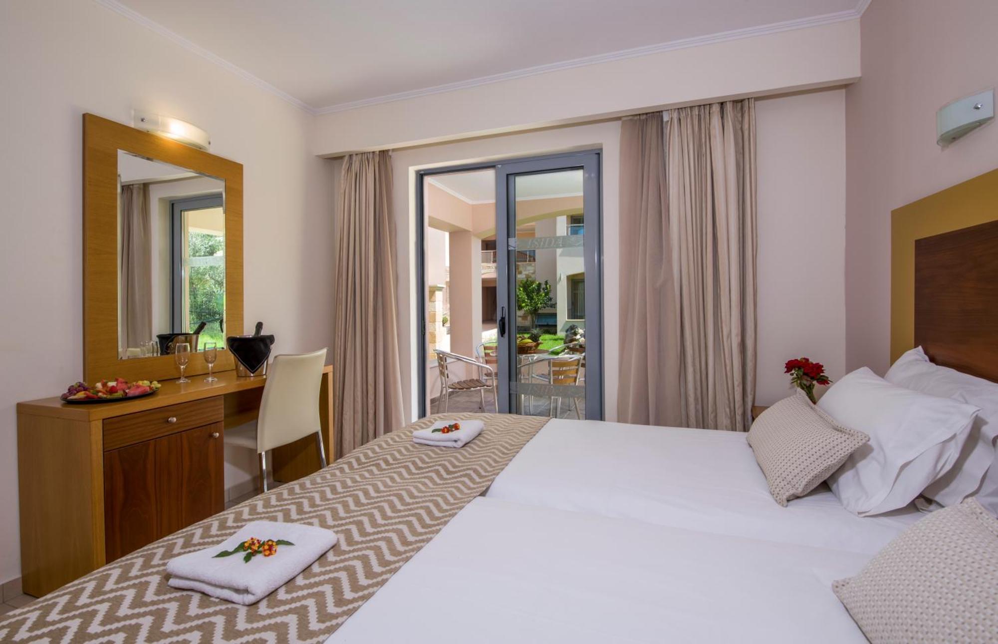 Isida Hotel Agia Marina Zimmer foto